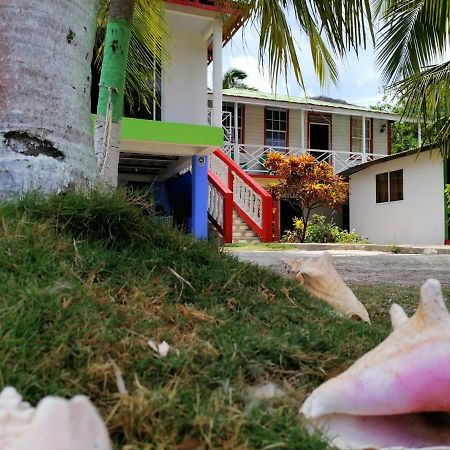 Posada Valerie Hotel Archibolds Екстериор снимка