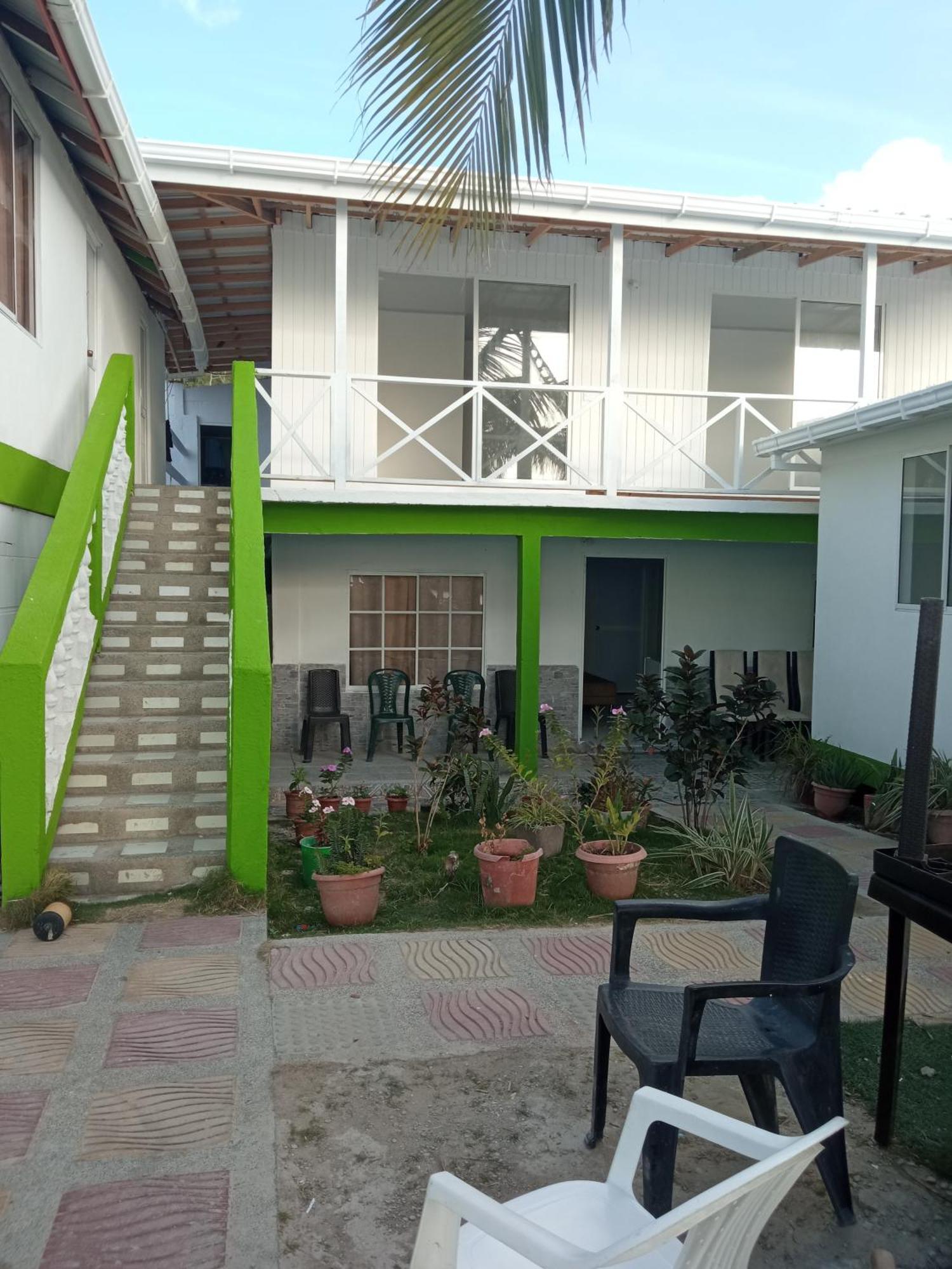 Posada Valerie Hotel Archibolds Екстериор снимка
