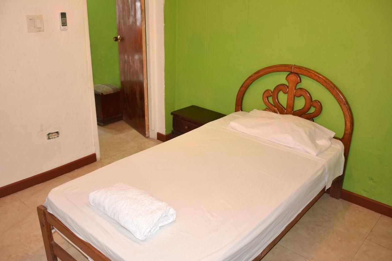 Posada Valerie Hotel Archibolds Екстериор снимка