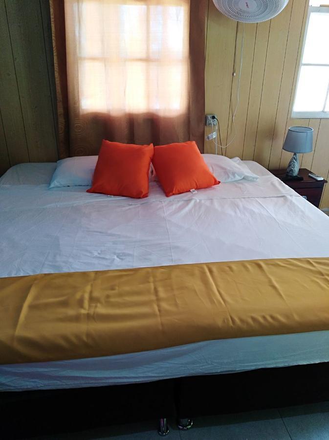 Posada Valerie Hotel Archibolds Екстериор снимка