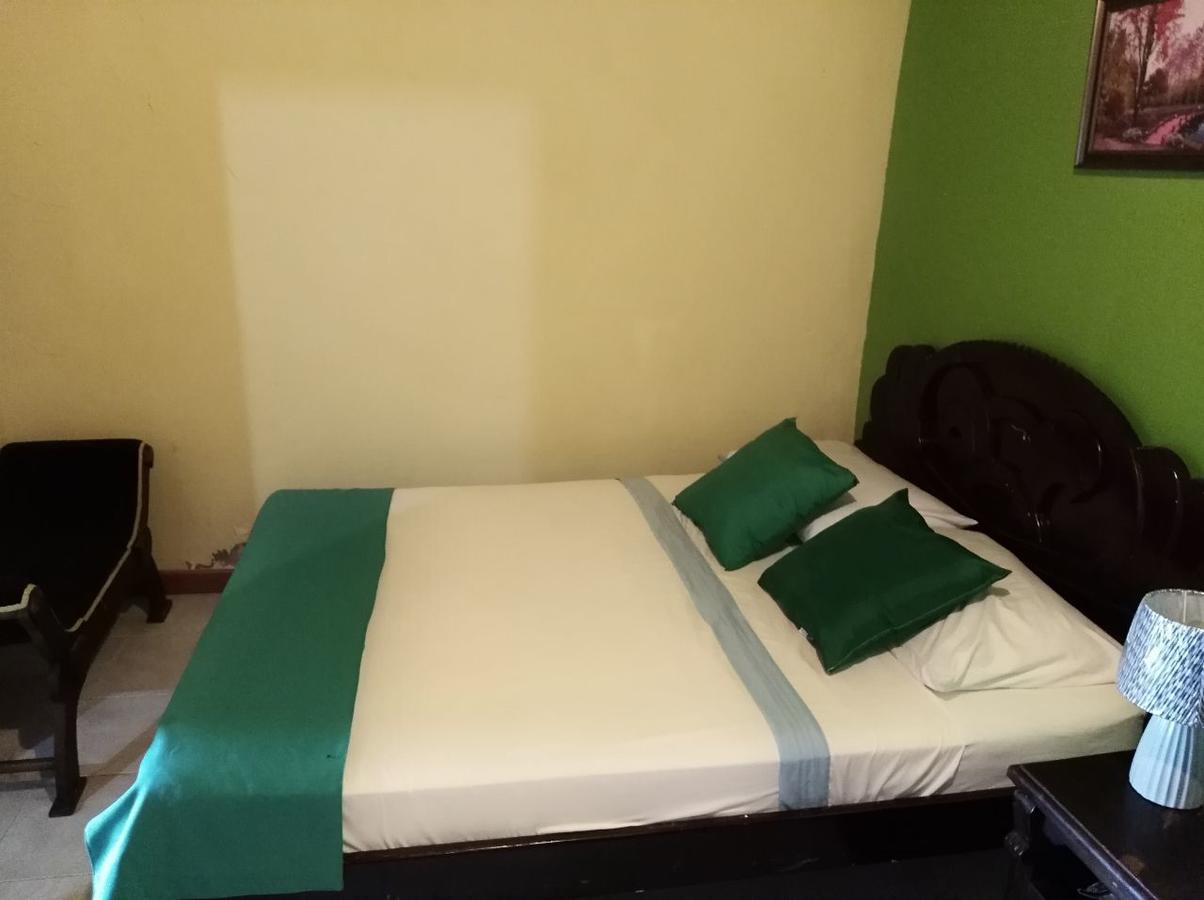 Posada Valerie Hotel Archibolds Екстериор снимка