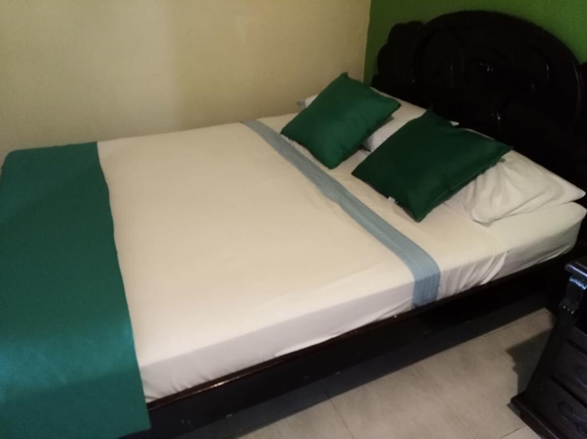 Posada Valerie Hotel Archibolds Екстериор снимка