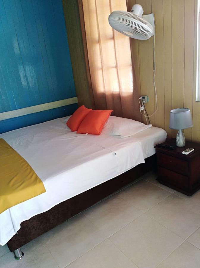 Posada Valerie Hotel Archibolds Екстериор снимка