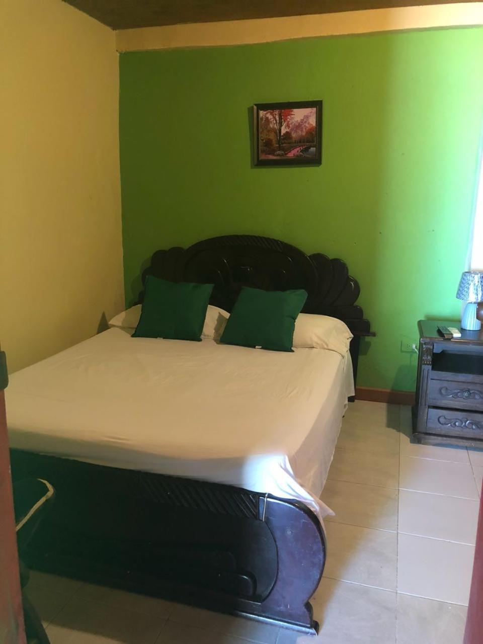 Posada Valerie Hotel Archibolds Екстериор снимка