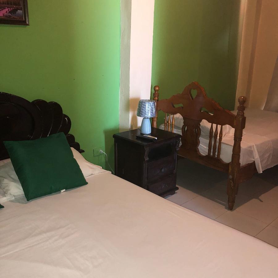 Posada Valerie Hotel Archibolds Екстериор снимка