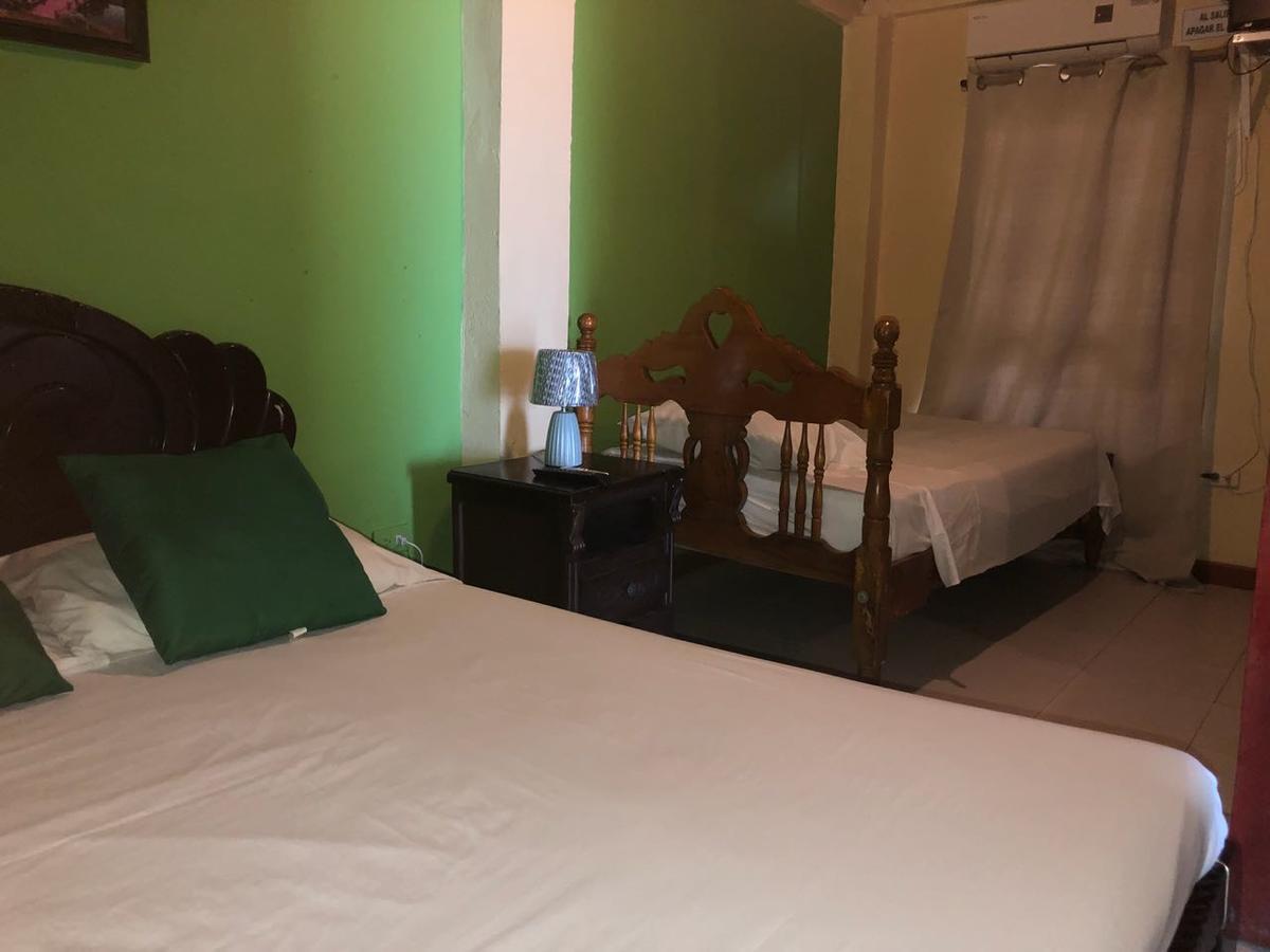 Posada Valerie Hotel Archibolds Екстериор снимка