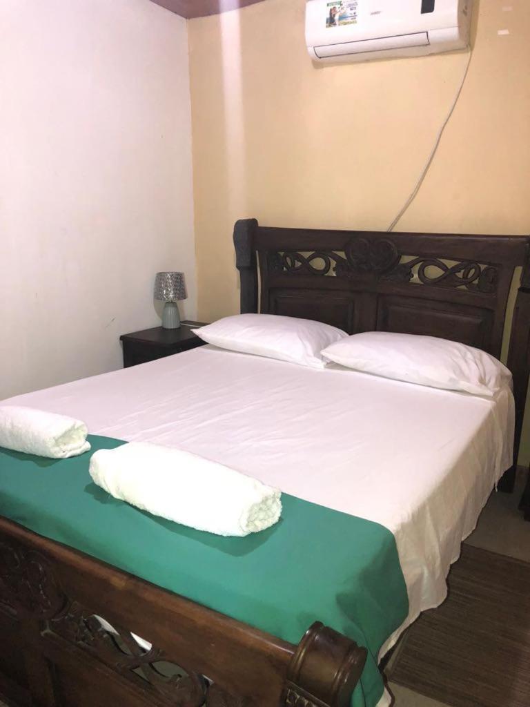 Posada Valerie Hotel Archibolds Екстериор снимка