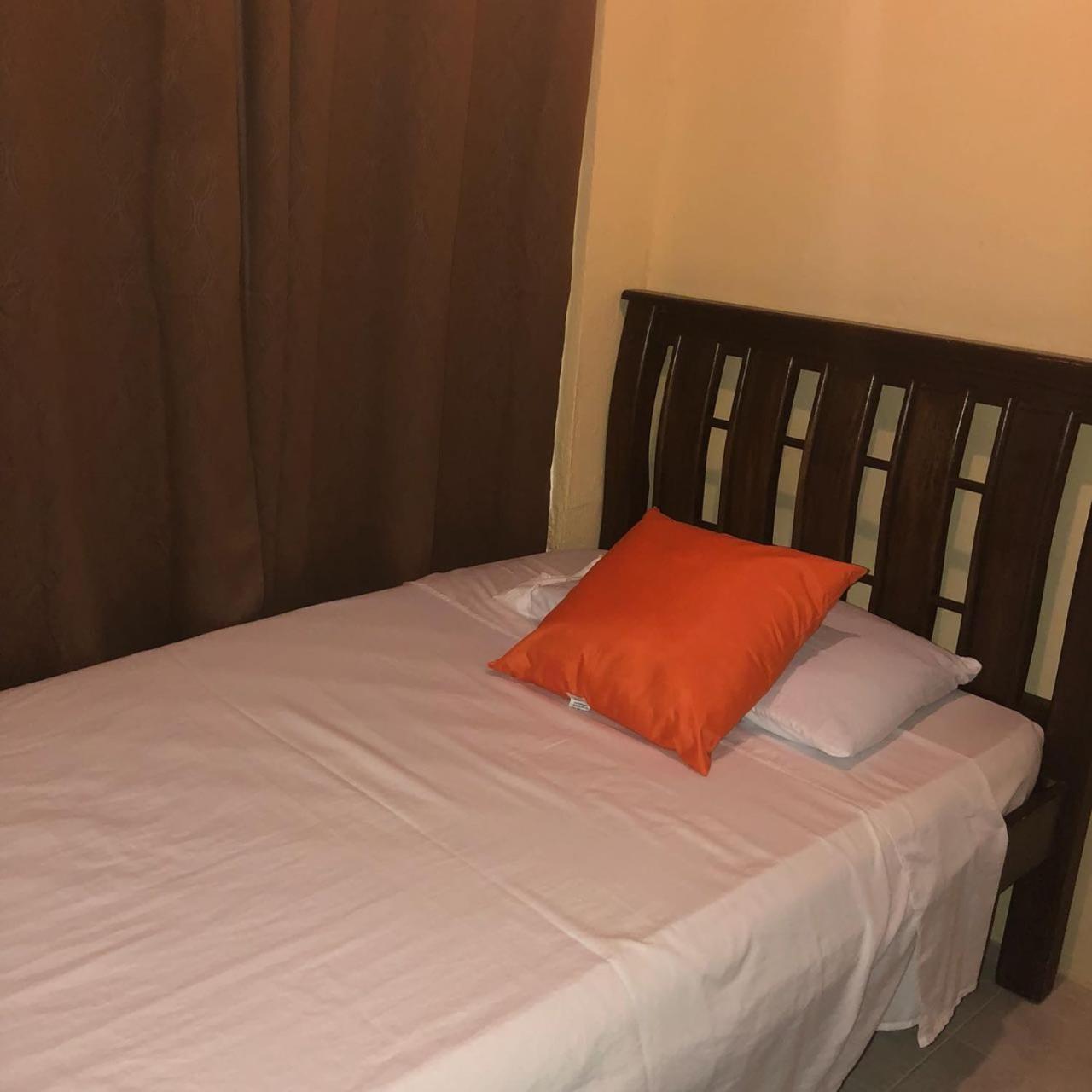 Posada Valerie Hotel Archibolds Екстериор снимка