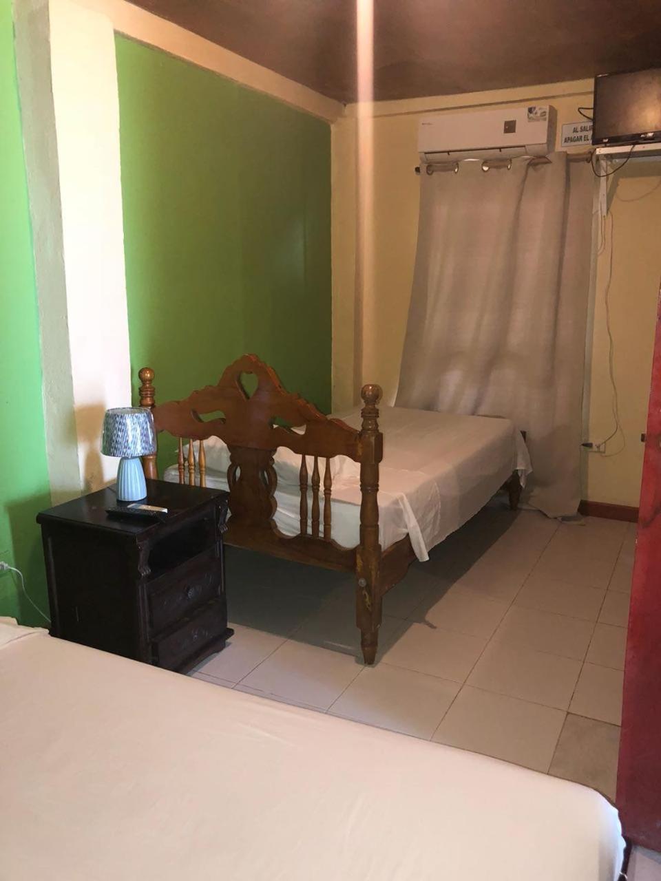 Posada Valerie Hotel Archibolds Екстериор снимка