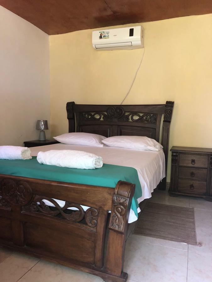 Posada Valerie Hotel Archibolds Екстериор снимка